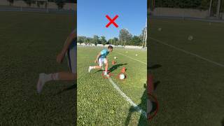 COME CALCIARE IN CORSA #calcio #tiro #allenamento #shorts #Soccer #tutorial #consigli #goal #trick