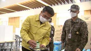 서욱 국방부장관 격리 장병 급식 부실 책임감 느껴... ,  국방부장관 해군 2함대 격리 장병 급식 도시락 내용물 점검 등 생활여건 확인 및 천안함 기념관 참배 / 국방부제공