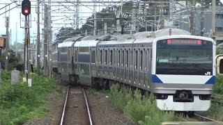 列車が折れ曲がるようにポイントを通過する上野東京ライン常磐線下りE531系の佐貫駅2番線からの発車