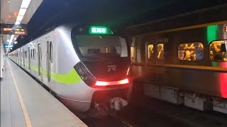 1218次苗栗發車經由山線開往基隆的銀綠色微笑號EMU900型十輛一編組EMU930區間車，4183次蘇澳發車經由宜蘭線開往北湖的EMU824+EMU823微笑號區間車