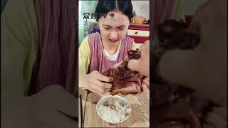 食尚美味！饕餮盛宴：性感美女尽情享用香烤猪肘子！