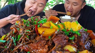 兩兄弟吃“豇豆燉牛肉”，香味十足，拌著米飯吃真解饞【鐵鍋視頻】