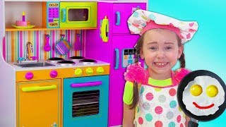 Alice finge juegar en un RESTAURANTE con cocina de juguetes