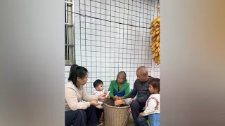 一家人围在一起就是一种简单的幸福 #全职宝妈加油 家的味道