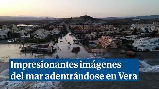 Un temporal de Levante arrasa una playa y las olas se adentran unos 200 metros en las calles