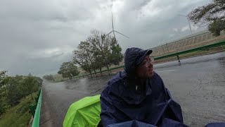 骑行内蒙古，雨中翻越大青山到达呼和浩特市区，住店洗澡充电