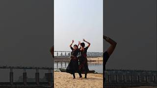 Ekta kalo bhromor 🖤 By Saptaparna Das and Pallabi | Duo |  Bengalifolk #dance #ytshorts #folk