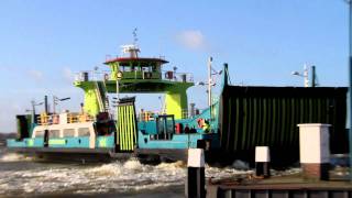 Veerpont Maassluis-Rozenburg trotseert hoog water en een Noord Wester storm.