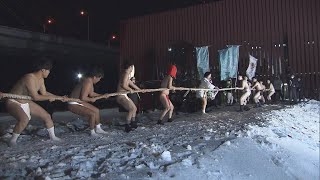 雪降る夜に「ふんどし姿の男衆」が綱引きで熱戦　「雪灯りまつり」とともに冬を楽しむ／青森市