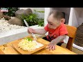Monkey Lily's funny reaction when dad cuts onions to make fried noodles
