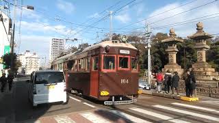 阪堺電車601形愛車3編成(110周年フラッグ付)浜寺駅前行きと161形￼￼愛車64編成(えび茶)天王寺駅前行き発車シーン