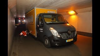 Jumbo medewerker parkeert bestelbus muurvast in tunnel Opeinde