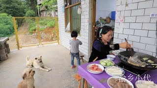 小代在院子吃烙鍋，狗狗一副嘴饞的樣子太可愛了