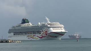 Norwegian Sun arriving Colon port