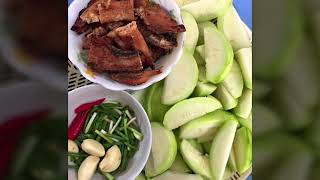 #ស្ងោក្តឹបឪឡឹកត្រីងៀត #គ្រឿងផ្សំ៖ _ត្រីងៀត(យកត្រីងៀតប្រៃ) _ក្តឹបឪឡឹក  _ស្លឹកខ្ទឹម _ខ្ទឹមស _អំបិល ស្ក