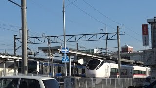 佐貫駅で特急通過待ちをする常磐線E531系と通過する上野東京ライン常磐線特急ひたちE657系です