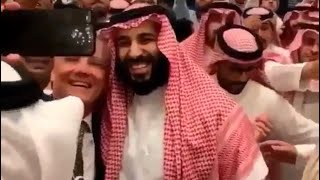 شاهد ظهور الامير محمد بن سلمان بين الحضور بكل عفوية وتواضع