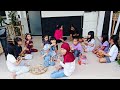 Yana Gibran Family sedang menari