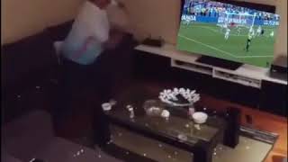 Il rage sur un match de foot et casse sa télé à voir lol😂