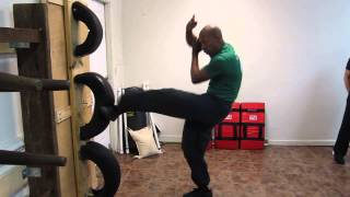Training on the kick-dummy - Lo Man Kam Wing Chun VB - school of Gorden Lu