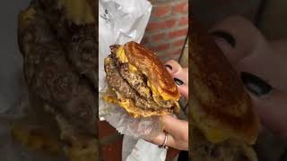 BURGER KEJU DGN DAGING SUPER TEBAL, LEMBUT! 😱 KEJUNYA MELELEH #shorts #burger #viral #cheese