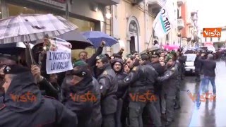 BASILICATA, RENZI CONTESTATO ALL'ARRIVO A MATERA