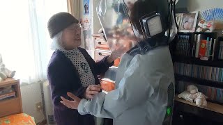 親子のふれあい呼び戻したコロナ防護服　距離を乗り越える宇宙服のよう