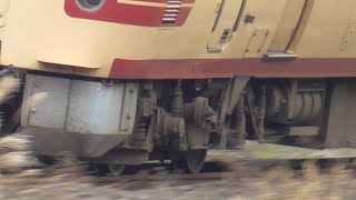 2022.12.01 09:40　リバイバル国鉄色　381系　特急やくも8号　台車をまじまじ見ようとして失敗😅