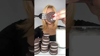 Oreos and milk ❤️ #oreos #cookies #mukbang #asmr #food #shorts