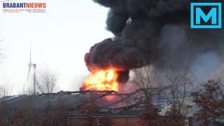 (VIDEO) 14-01-2017 Grote brand in loods met oldtimers in Alphen, gasflessen ontploft