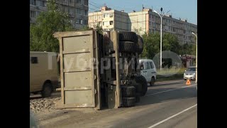 Водитель-стажер перевернул груженный песком самосвал в Хабаровске. Mestoprotv