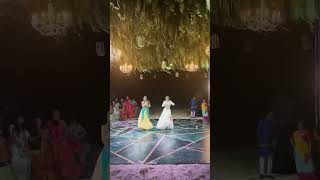 Kamariya | WEDDING DANCE by Eshani and Shivani | Garba x Shuffle | LEARN this on DesiFuze.Com