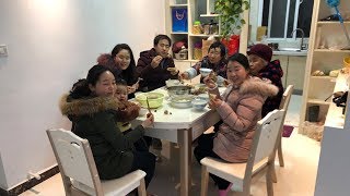 带孩子回娘家，妈妈炖一只鸡，做7张油盒子，姐姐和弟弟都爱吃