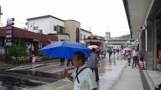 都留 八朔祭 早馬町雨中の巡行