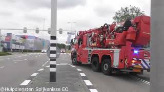 Politie trekt coronapakken aan en assisteert met Brandweer Spijkenisse bij een medische noodsituatie