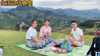 小粉和小竹第一次騎馬，團隊一起去山吃火鍋邊吃邊看風景，生活這樣真爽。