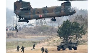 「精鋭無比」　陸上自衛隊第１空挺団が降下訓練始め公開