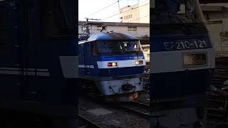 EF210-121号機 八王子駅で汽笛を鳴らす瞬間