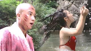 [Kung Fu Movie] The young monk came down the mountain and met a girl taking a bath