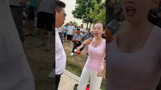 农村姑娘为了生活在街头卖艺，一首歌十块钱，你们觉得她唱的好吗？#翻唱歌手 #户外唱歌 #戶外唱歌