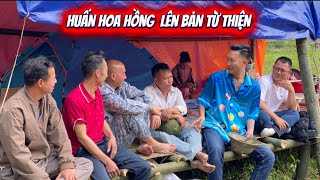 Lần Hiếm Thấy: Huấn Hoa Hồng Ngồi Bàn Tre Nói Chuyện Với Bà Con Bản