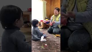 お手玉するひーばーば81歳と不思議そうに見る1歳ひ孫　#赤ちゃん #赤ちゃん動画 #1歳 #おばあちゃん #baby #babygirl #cute #greatgrandma #japan