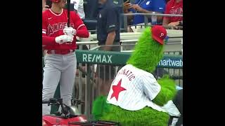 When the Phillie phanatic met shohei othani 🤣🤣🤣