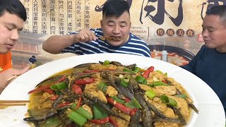 【胖子阿谦】姐夫来了阿谦安排伙食，泥鳅鱼炖豆腐，连干三碗米饭，就是香