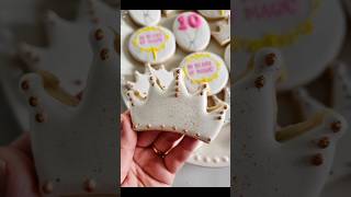 Crown/Tiara Cookie 🥰 #cookiedecorating #satisfying #food #royalicing #crowncookie #tiaracookie #cute