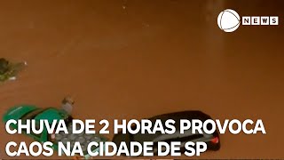 Chuva de 2 horas provoca caos na maior cidade do país