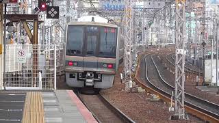 142B　207系Z19編成+T18編成　三ノ宮　割と元気のいい駅員さん