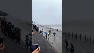 🌊 Una ola gigante golpea unos turistas en el paseo marítimo #SHORTS #BIGWAVE #TSUNAMI #JAPAN