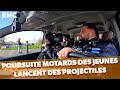 Des jeunes lancent un projectile aux policiers qui chassent des motards