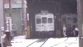 大雪の貴志川線　きいちゃんラッピング電車車庫入れ